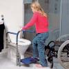 Cadre de toilettes Svan avec accoudoirs arrondis et repose-pieds